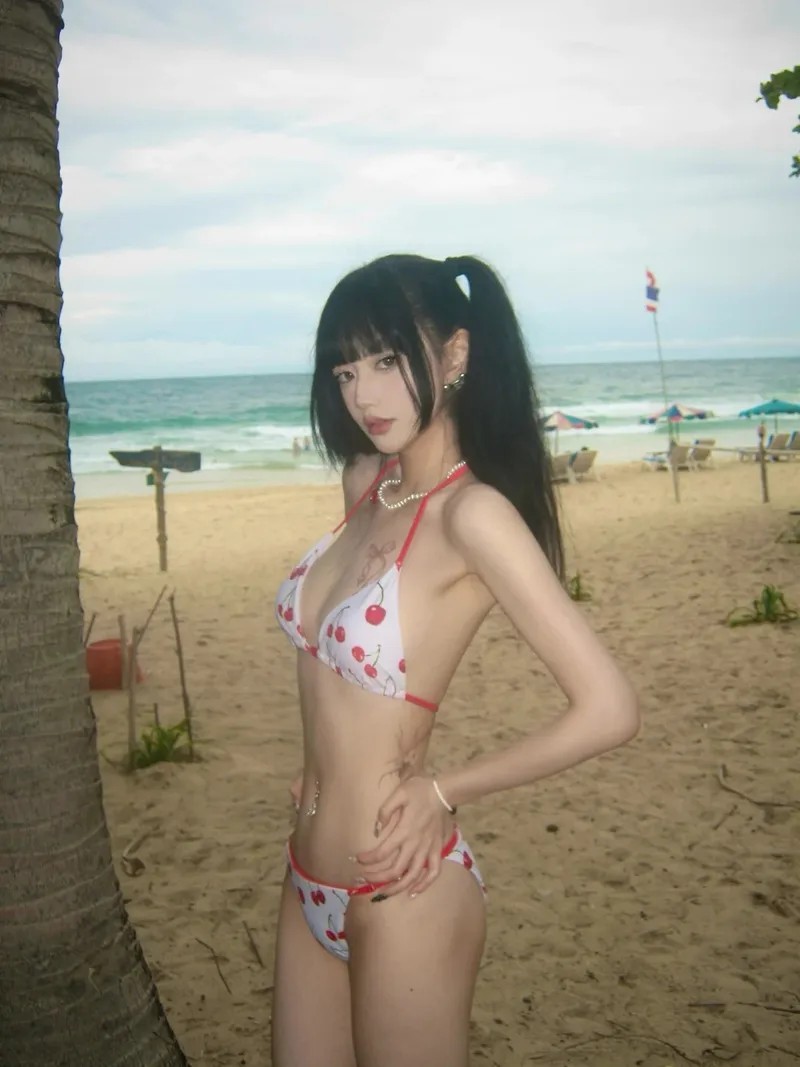 Hình ảnh bikini đẹp và đầy sức sống trên bãi biển