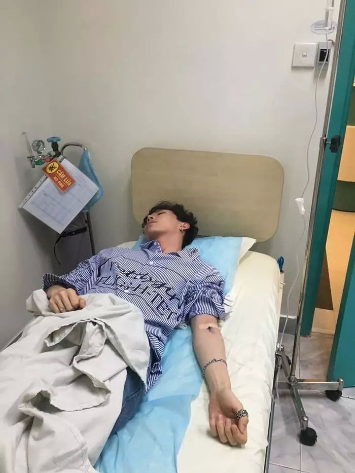 Hình ảnh nam đang truyền nước biển với tư thế nghỉ ngơi