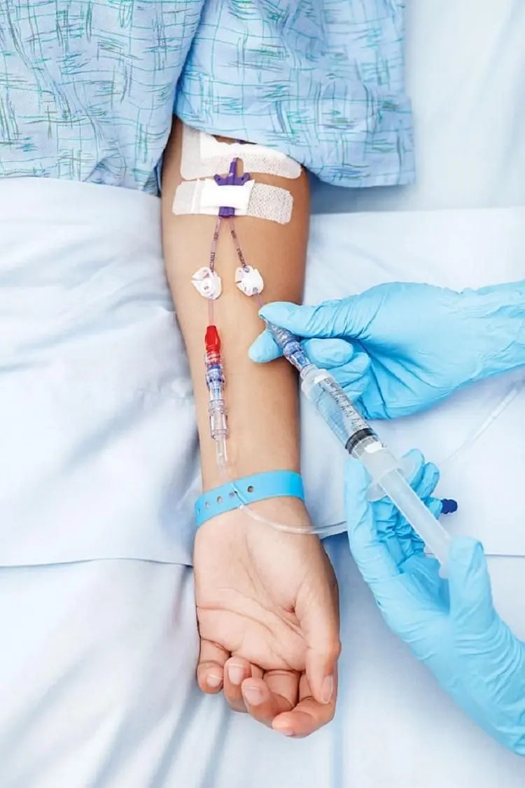 Hình ảnh nam truyền nước biển với ống truyền gọn gàng
