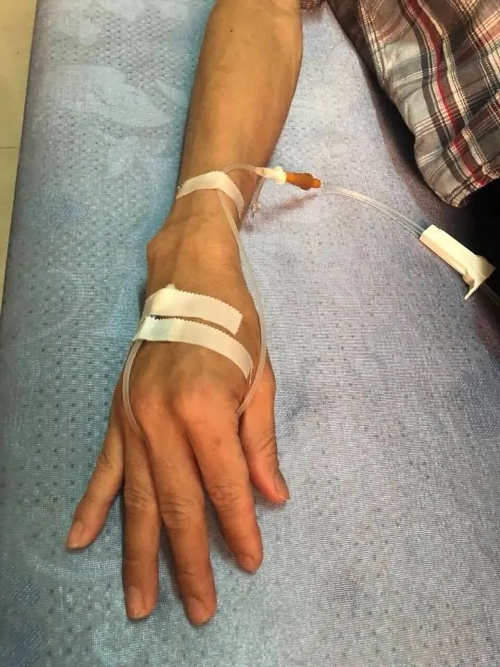 Hình ảnh truyền nước biển nam với thiết bị y tế hiện đại