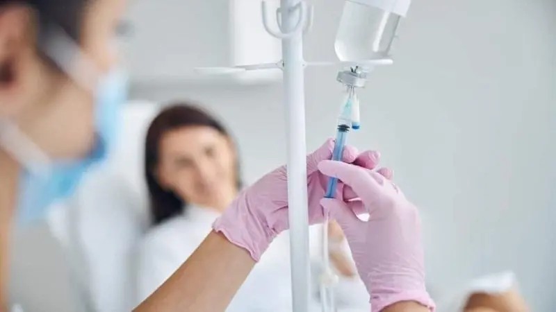 Hình ảnh truyền nước biển ở bệnh viện trong phòng bệnh tiện nghi
