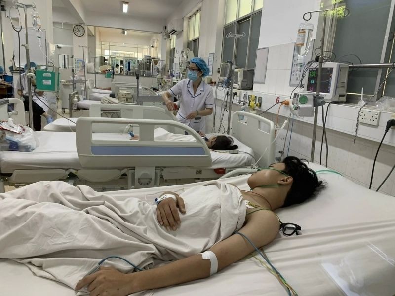 Hình ảnh truyền nước biển ở bệnh viện với không gian hiện đại