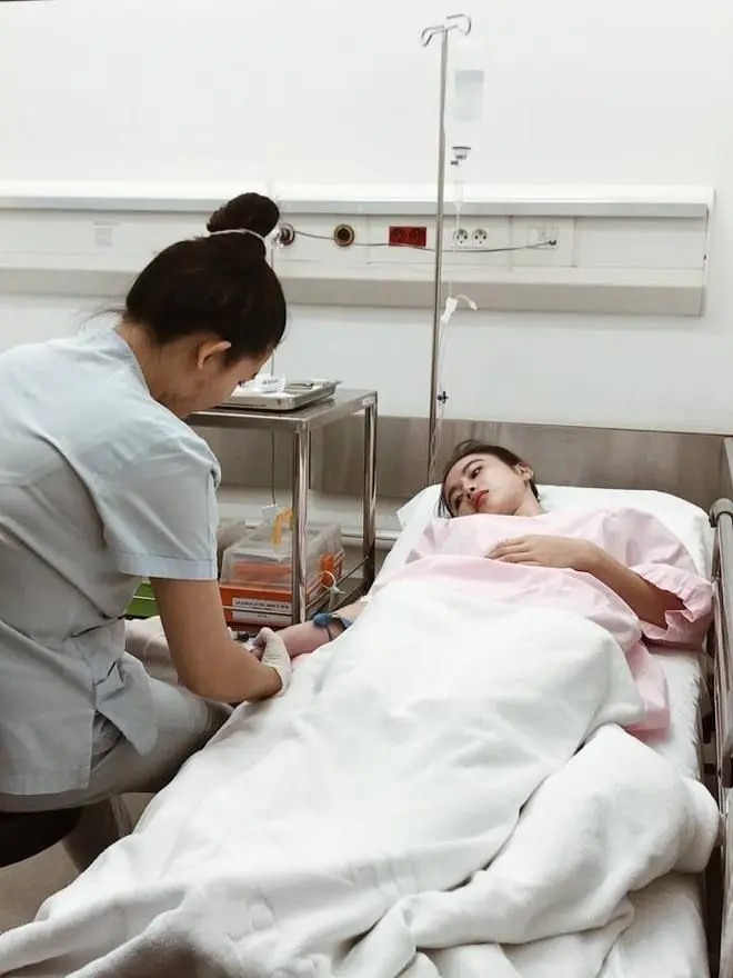 Hình ảnh truyền nước biển ở bệnh viện với tư thế nghỉ ngơi thoải mái