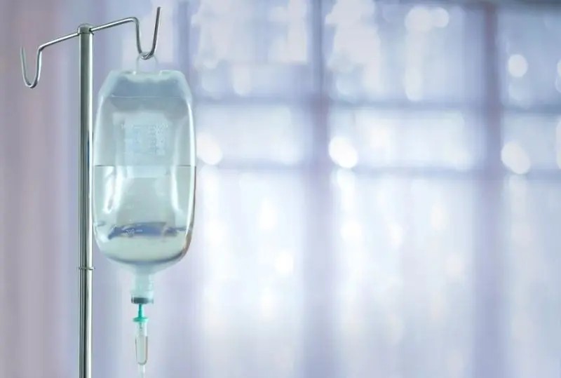 Hình ảnh truyền nước biển tại nhà với ánh sáng tự nhiên