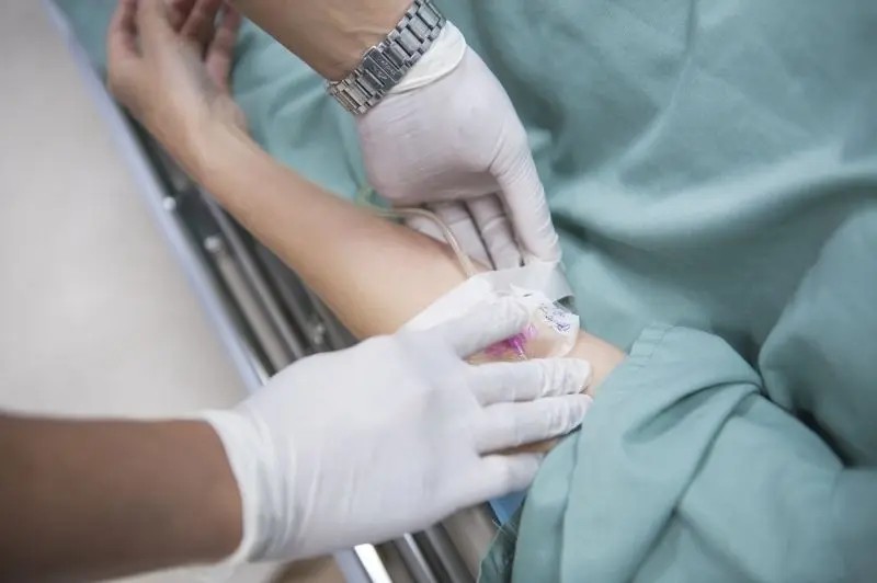 Hình ảnh truyền nước biển tại nhà với dây truyền an toàn