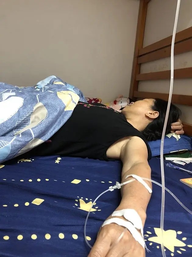Hình ảnh truyền nước biển tại nhà với dụng cụ y tế đảm bảo