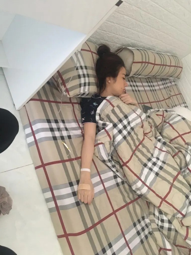 Hình ảnh truyền nước biển tại nhà với không gian ấm cúng