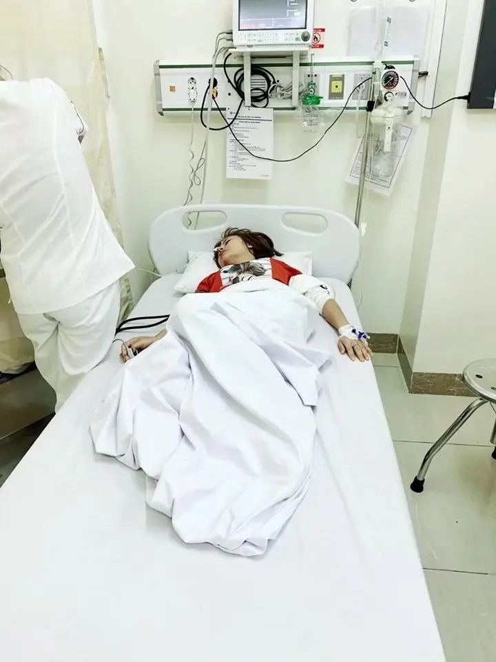 Khoảnh khắc truyền nước biển ở bệnh viện với bác sĩ hỗ trợ tận tình