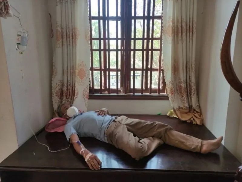 Khoảnh khắc truyền nước biển tại nhà với tư thế thoải mái