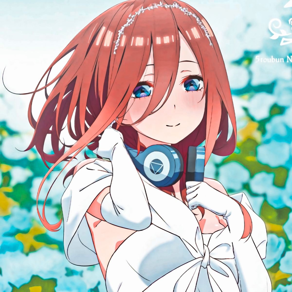 Miku Nakano với ánh mắt ngơ ngác và đôi môi mím chặt