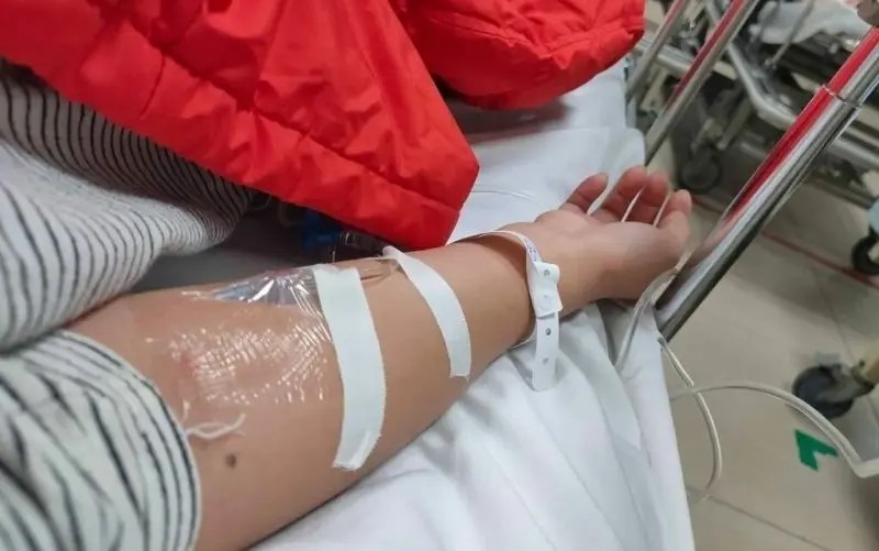 Nam đang truyền nước biển trong phòng bệnh tiện nghi