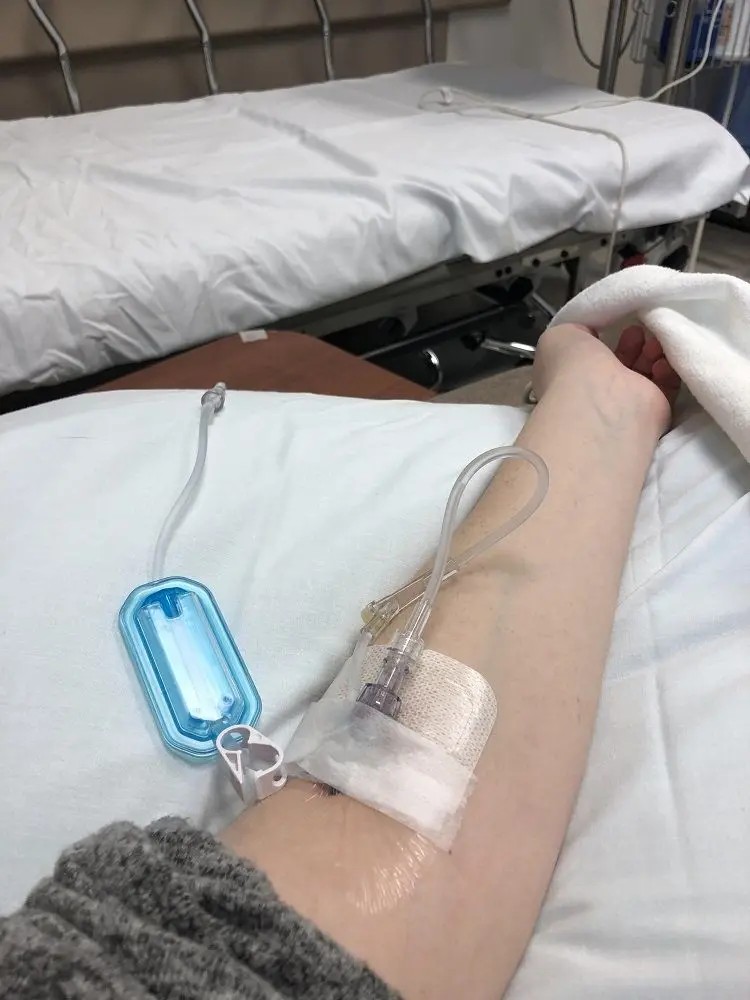 Nam truyền nước biển trong không gian bệnh viện sạch sẽ