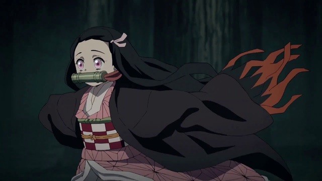 Nezuko trông ngạc nhiên, đôi mắt mở to đầy bối rối trước những gì cô vừa chứng kiến