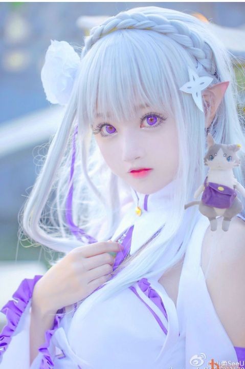 Người cosplayer hóa thân hoàn hảo với trang phục chi tiết và màu sắc rực rỡ