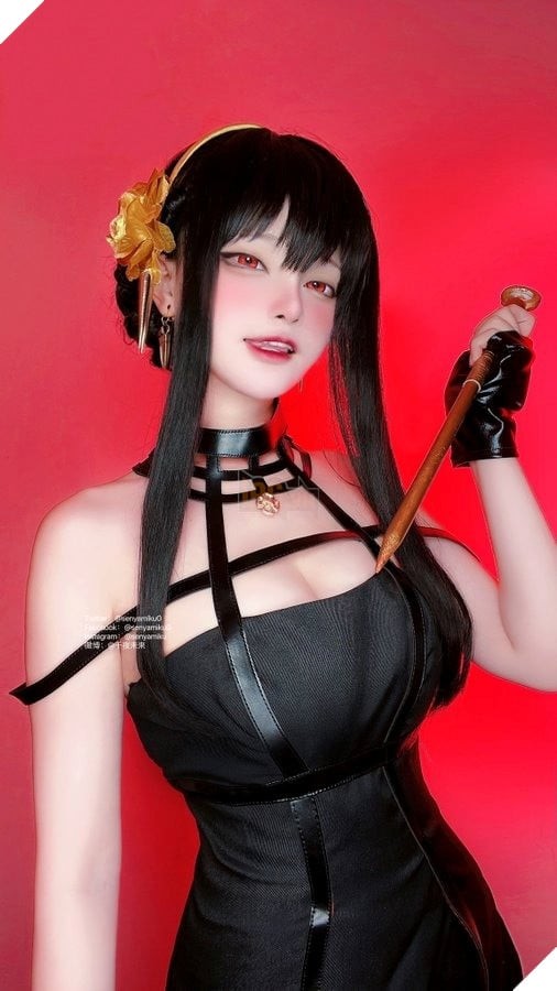 Người cosplayer với biểu cảm lạnh lùng, tạo sự lôi cuốn đầy bí ẩn