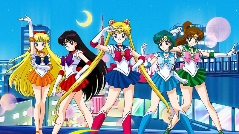 Sailor Moon trước lâu đài cổ kính