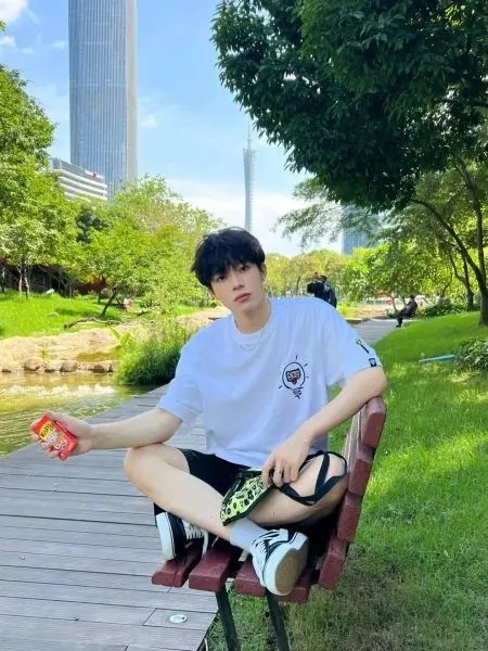 Trai đẹp Trung Quốc thu hút ánh sáng