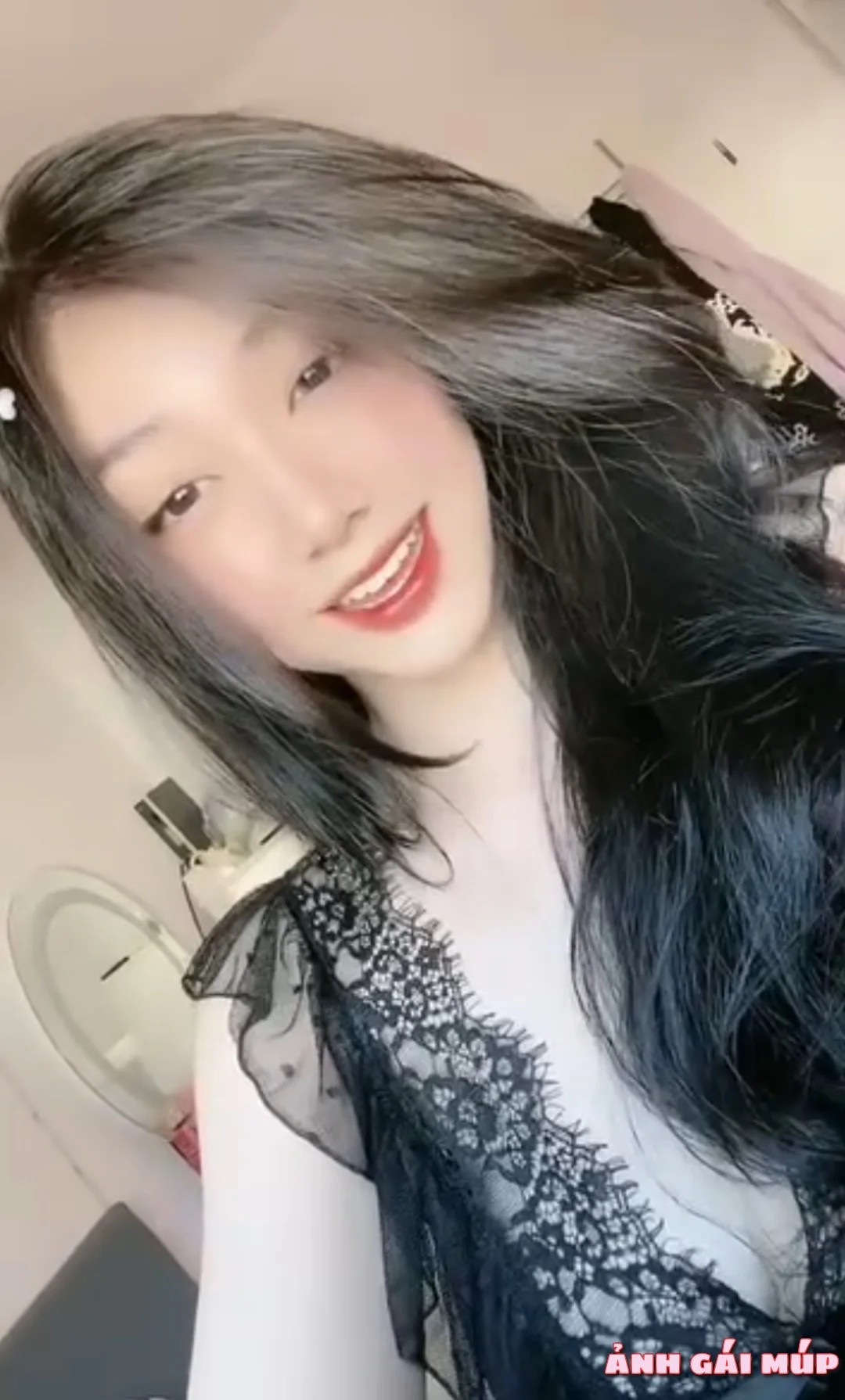 Trần Hà Linh trong lễ đăng quang Hoa khôi