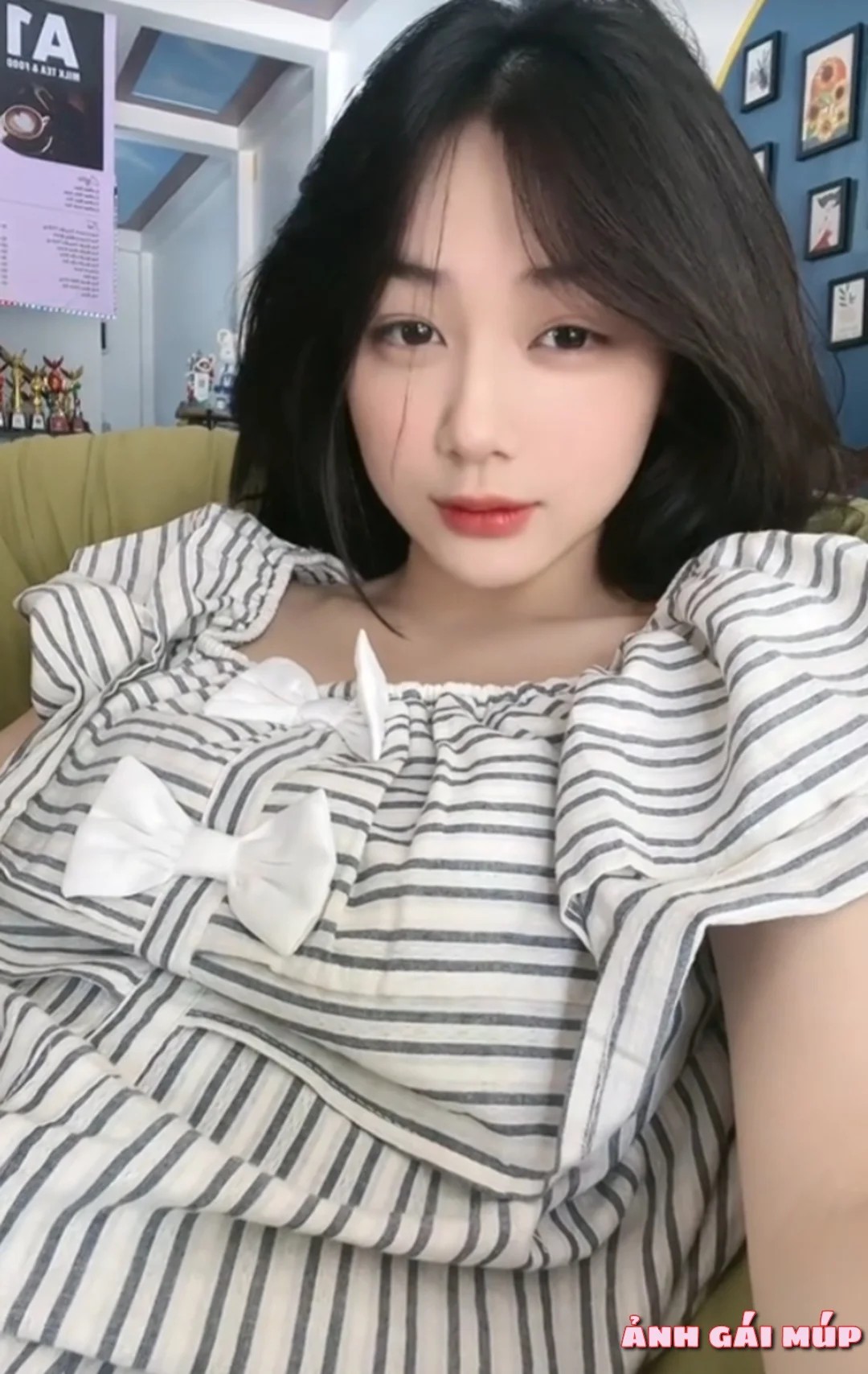 Trần Hà Linh trong váy trắng