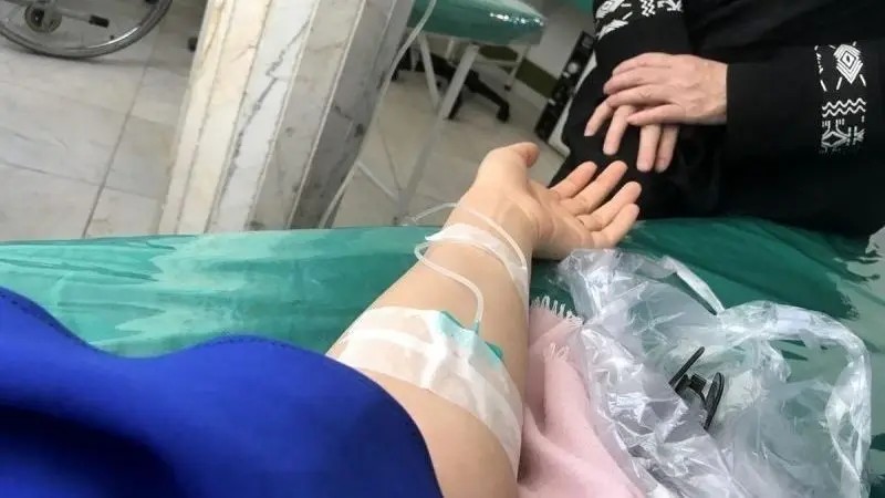 Truyền nước biển nam trong phòng bệnh với ánh sáng tự nhiên