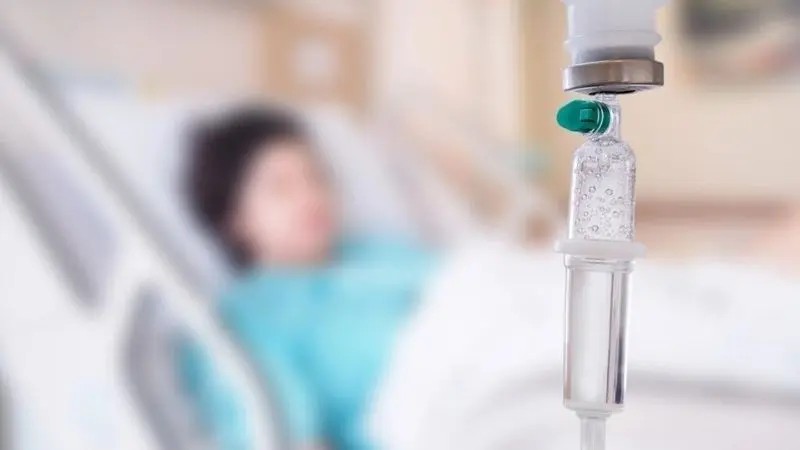 Truyền nước biển ở bệnh viện với dây truyền gọn gàng