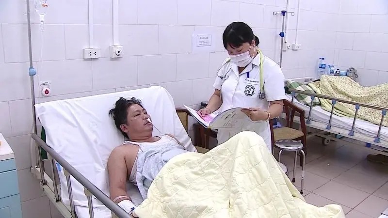 Truyền nước biển ở bệnh viện với nhân viên y tế chuyên nghiệp