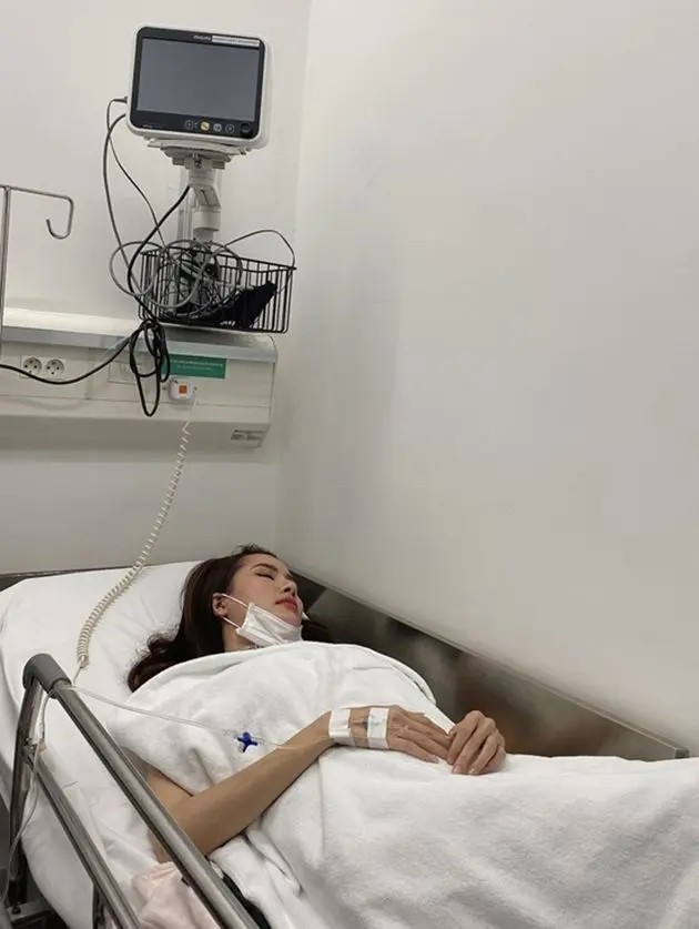 Truyền nước biển ở bệnh viện với ống truyền cố định chắc chắn