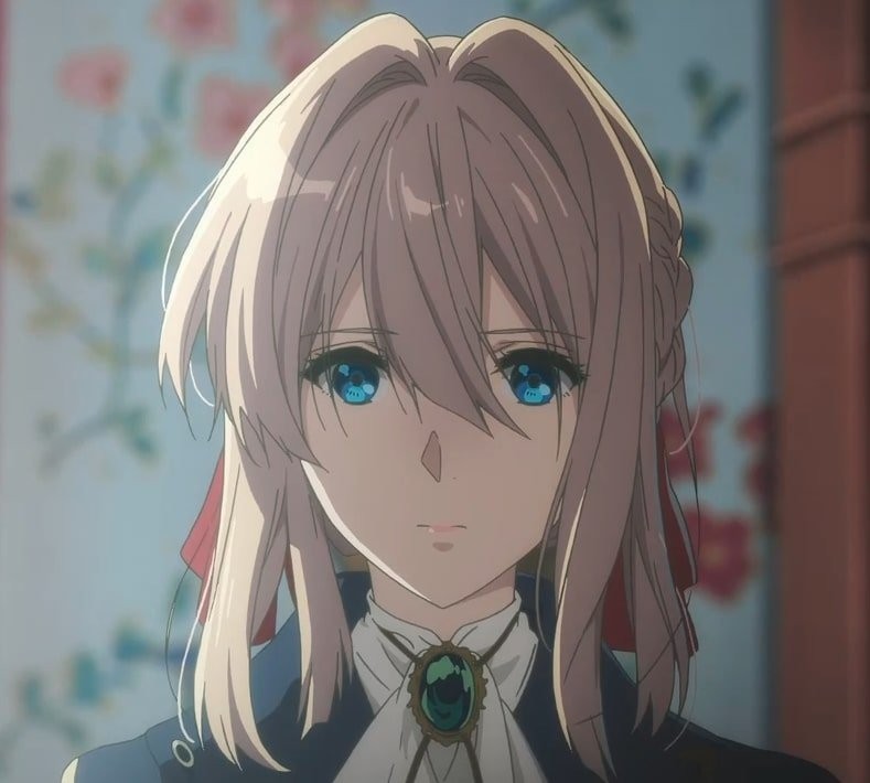 Violet Evergarden với mái tóc vàng nhẹ bay trong gió